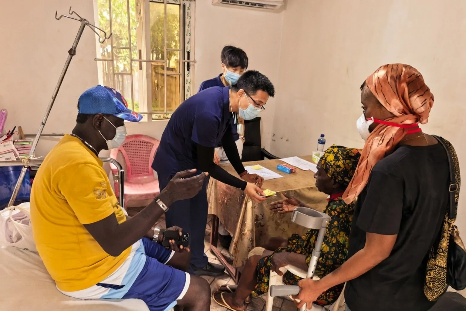 Chinese Medical Specialists Provide Free Healthcare Access in Sierra Leone